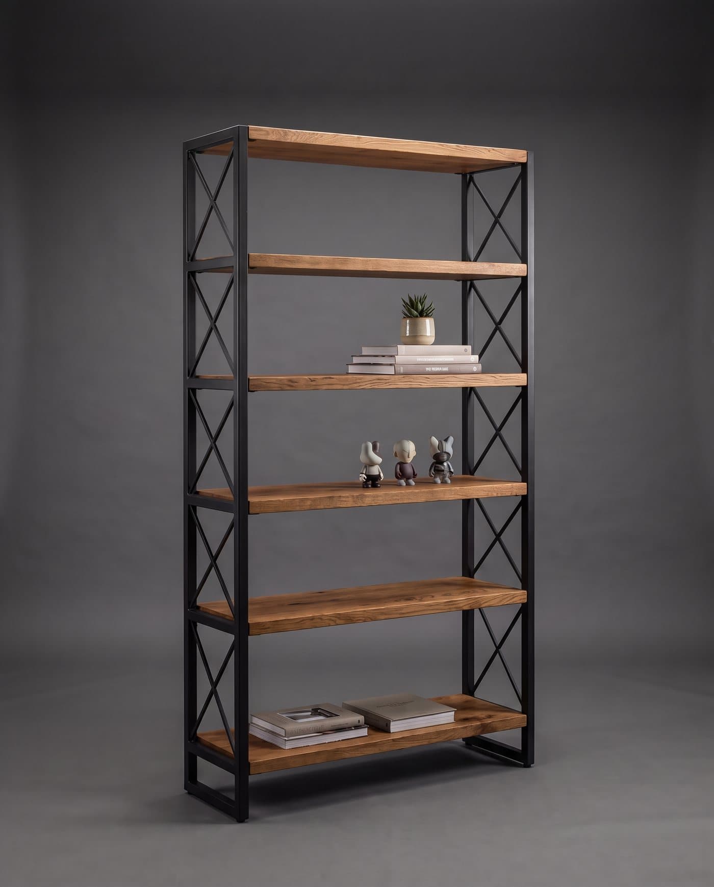 Bibliothèque haute en acier noir à croisillons avec six tablettes en chêne, quelques livres et figurines, sur fond anthracite