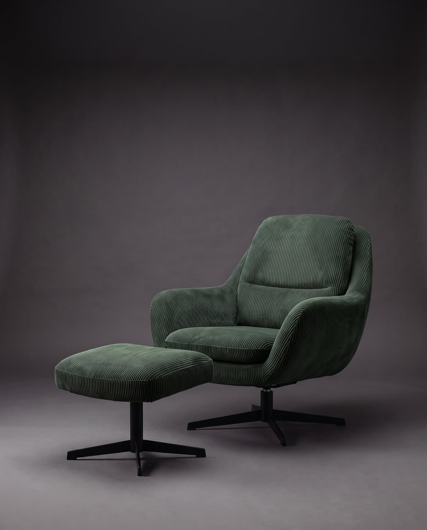 Fauteuil lounge pivotant en velours côtelé vert forêt et son ottoman, pieds étoile en acier noir, sur fond anthracite