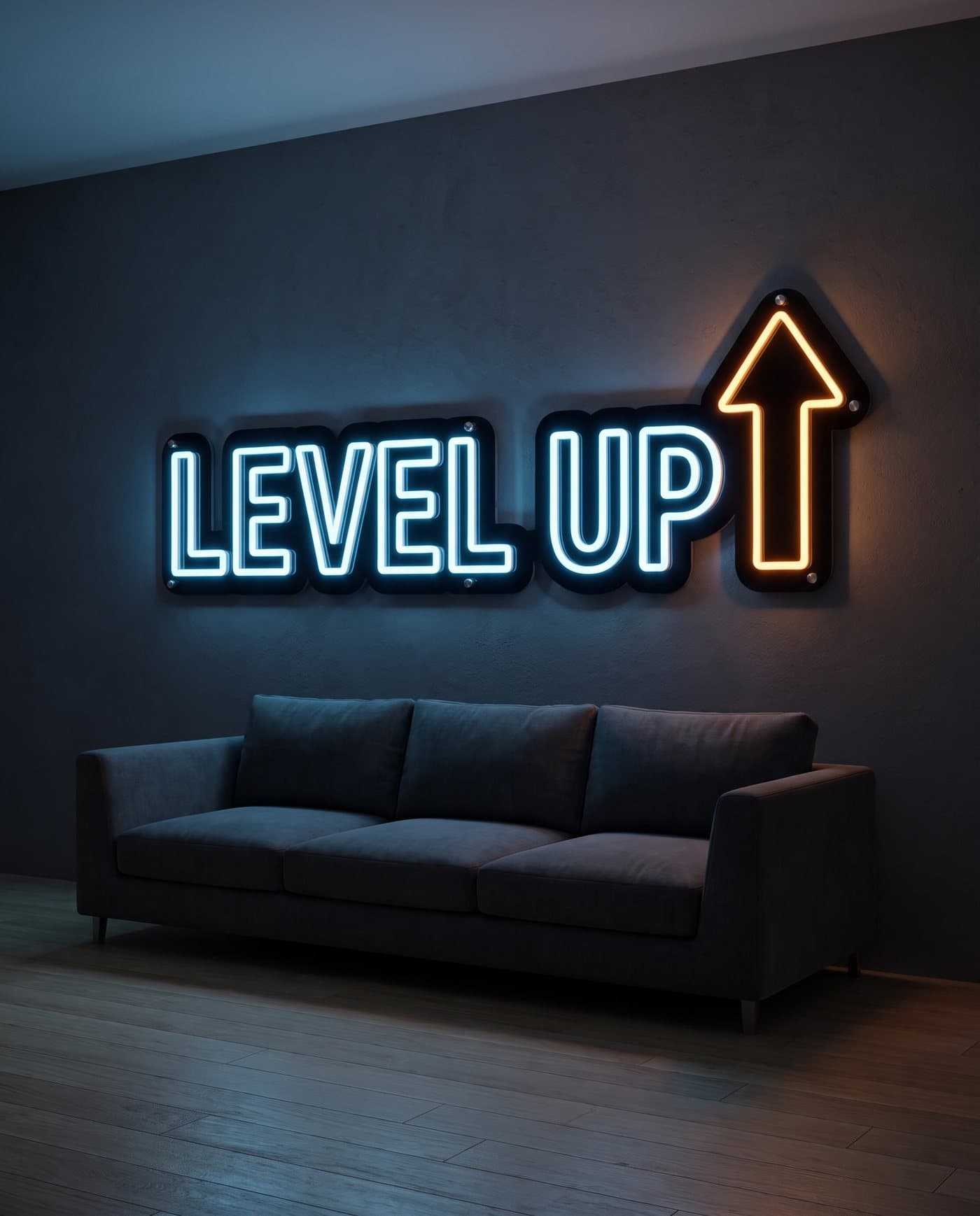 Le néon Level Up allumé au-dessus d'un canapé gris dans une pièce sombre